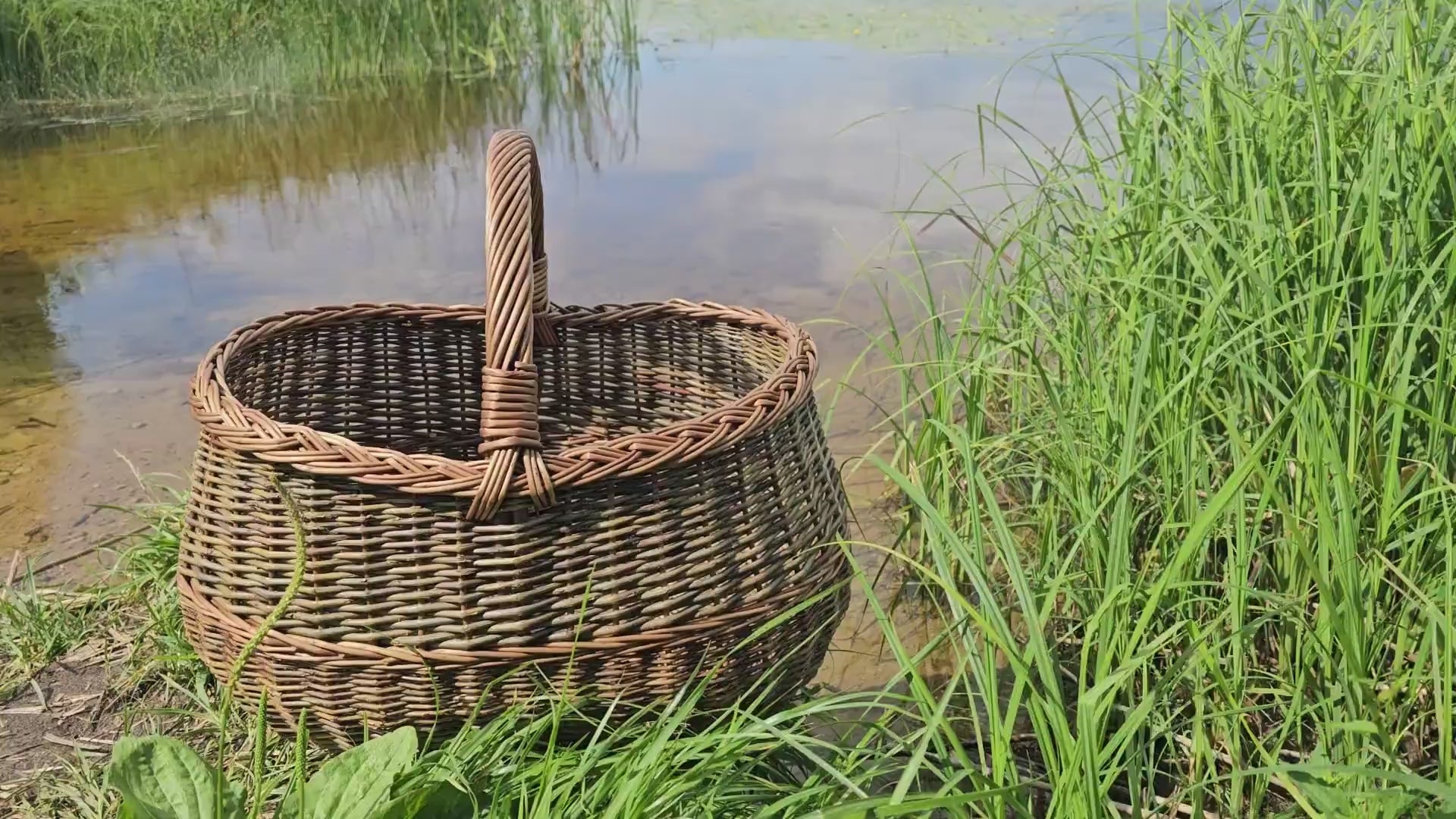 round-willow-harvest-basket