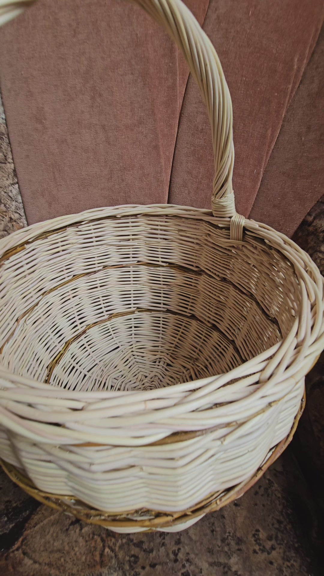 Kaimiškas rankomis austas pinti krepšelis