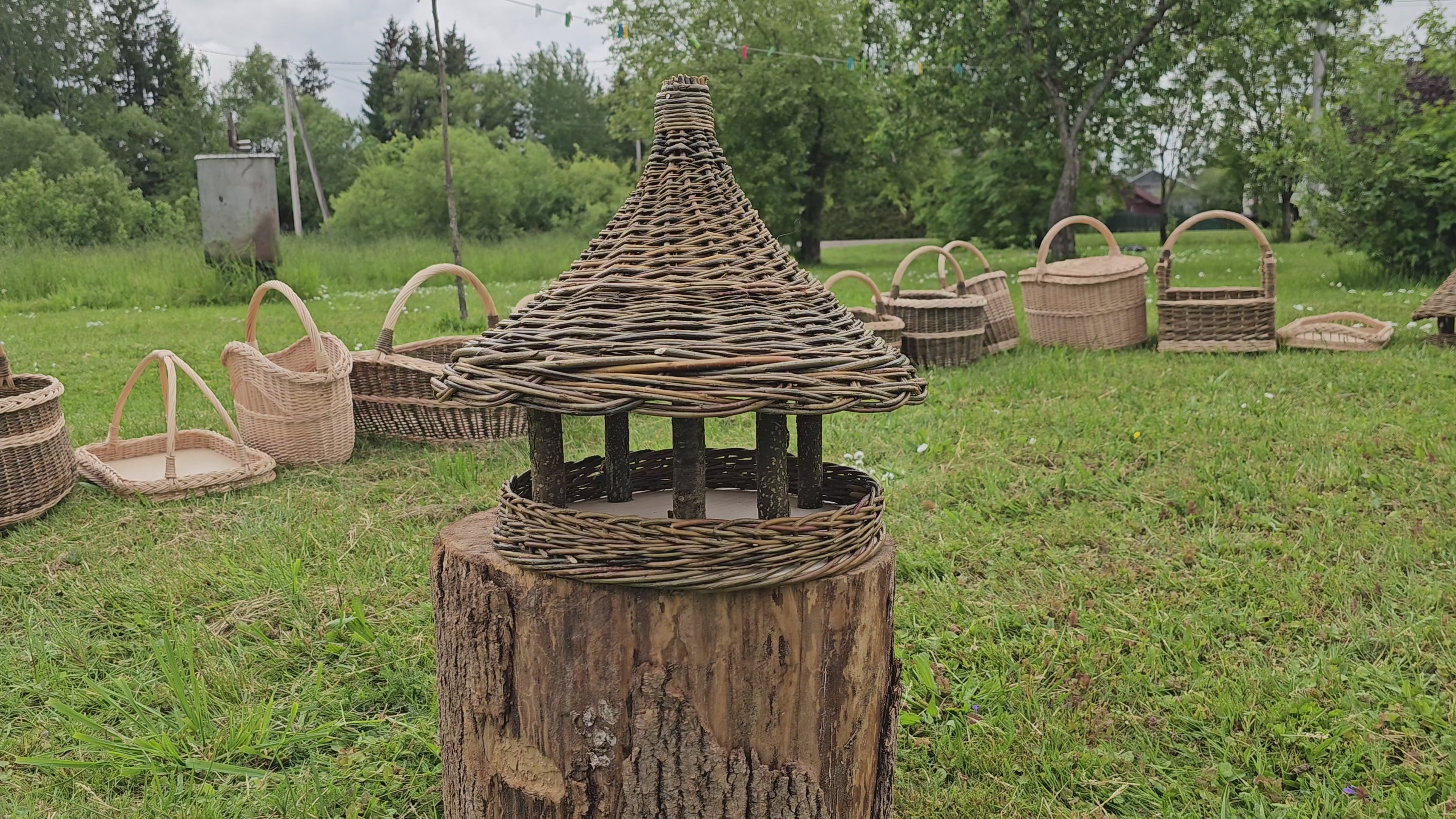 Rankų darbo pinti paukščių lesyklėlė