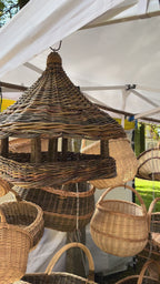 Rankų darbo pinta paukščių lesyklėlė