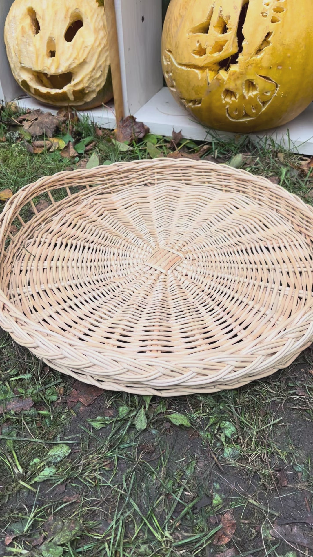 Rankomis austas mažas pinti krepšelis