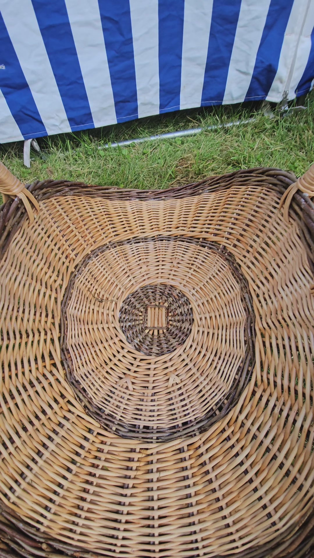 Pinti gėlių krepšeliai su dviem arkinėmis rankenomis