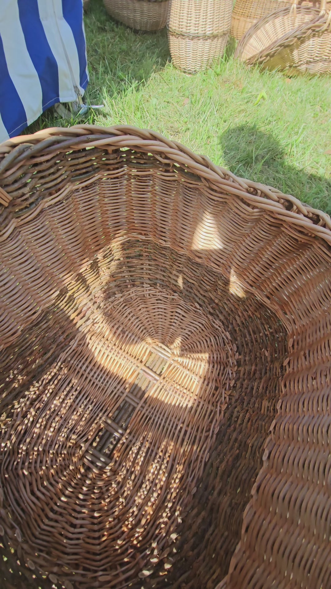 Rankų darbo pinti pikniko krepšeliai