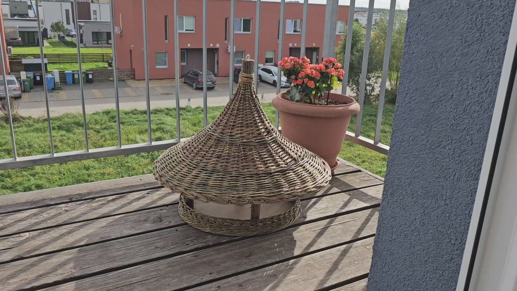Extra Large Pagoda-Roof Willow Bird Feeder — product video