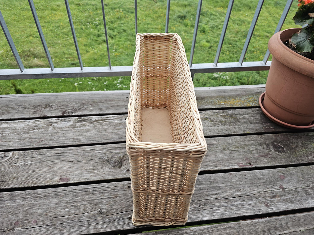 Siaura pintinė, 45 × 12 × 26 cm, pastatyta galu ant medinio stalo – matyti, kokia ji plona