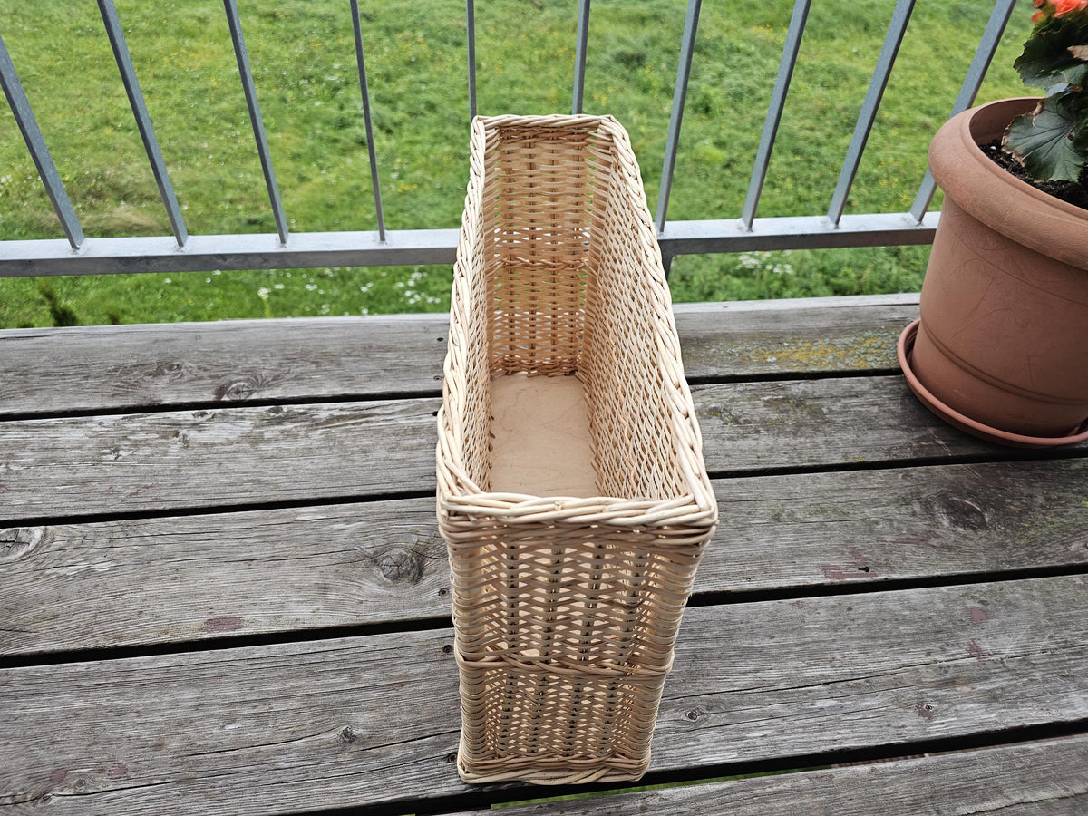 Siaura pintinė, 45 × 12 × 26 cm, pastatyta galu ant medinio stalo – matyti, kokia ji plona