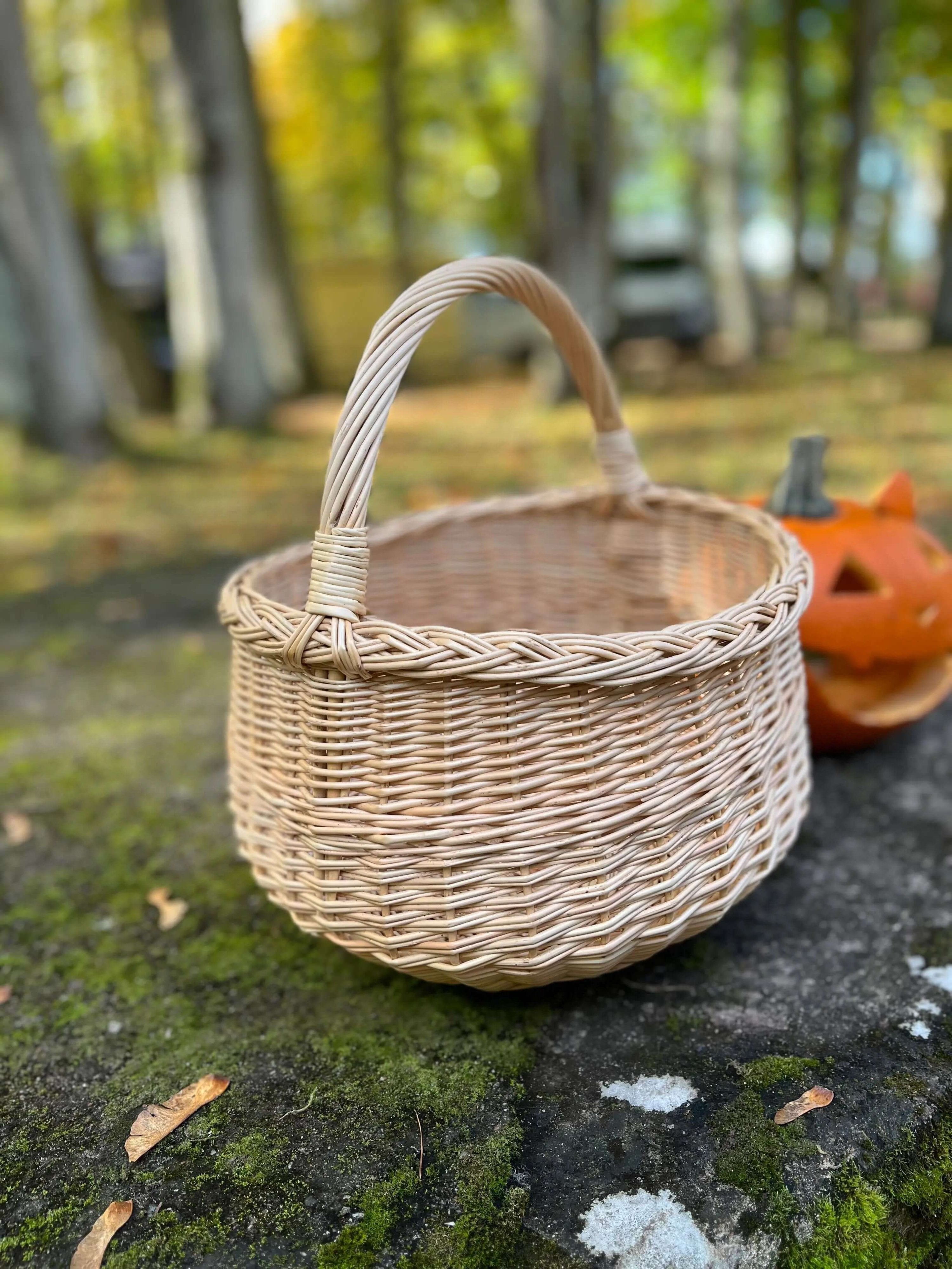 Round Wicker Basket – Handwoven Willow Foraging Basket With Airflow Design - NaturelyWoven