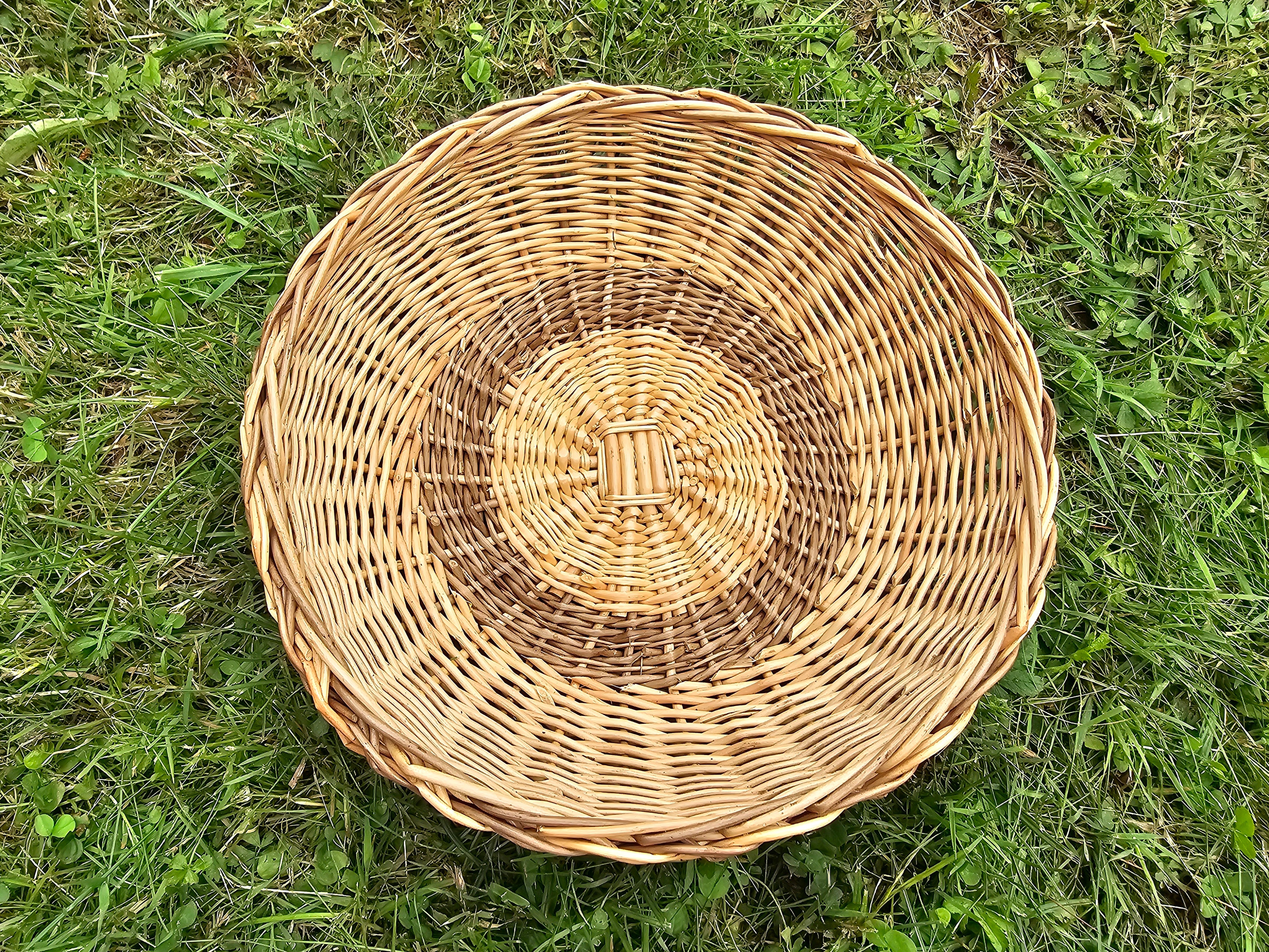 Vytelių lėkštė, Auksinė / ruda — rankų darbo vytelių lėkštė