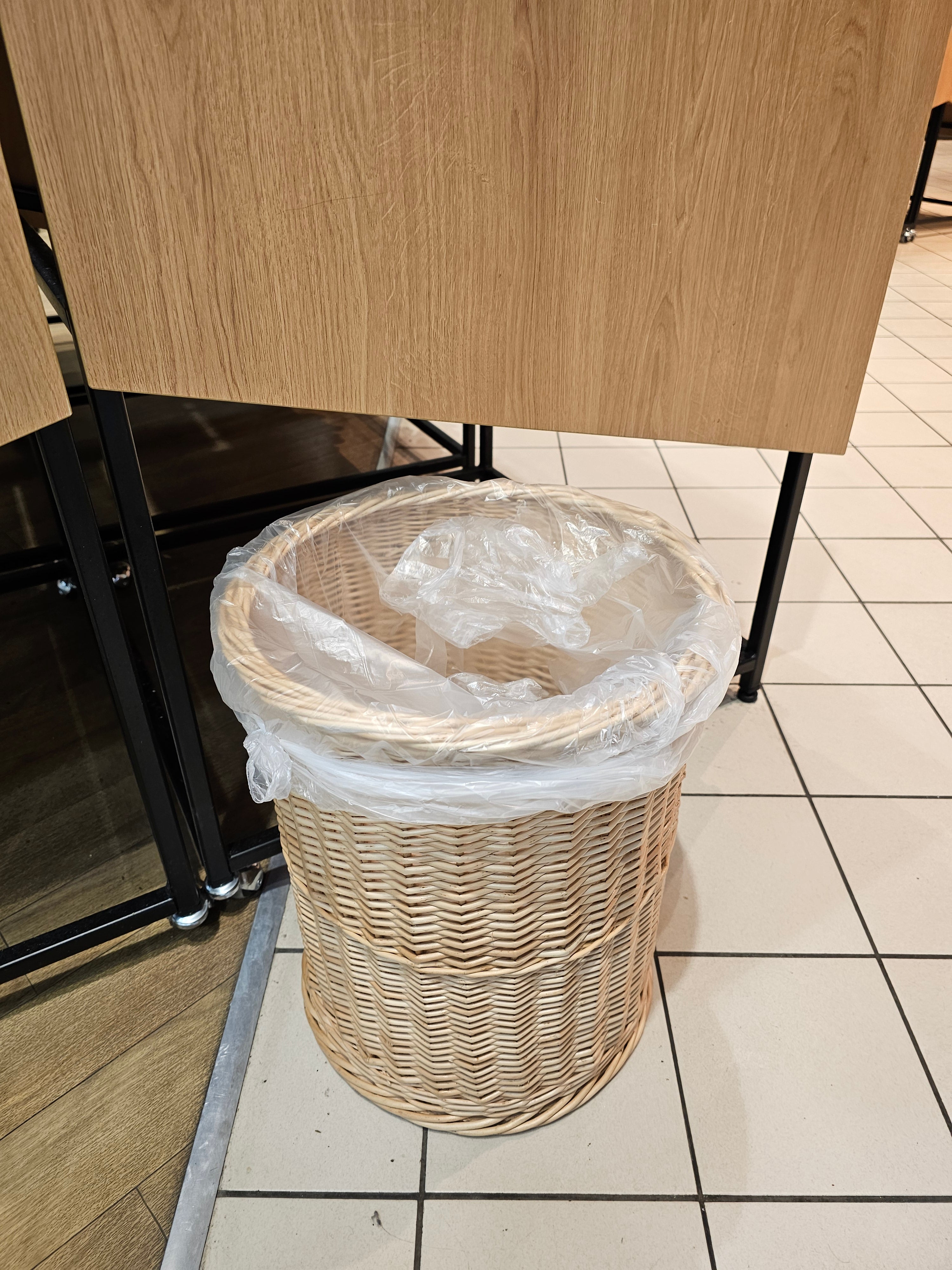 Šiukšliadėžė — daiktų pintinė, 2 nuotrauka