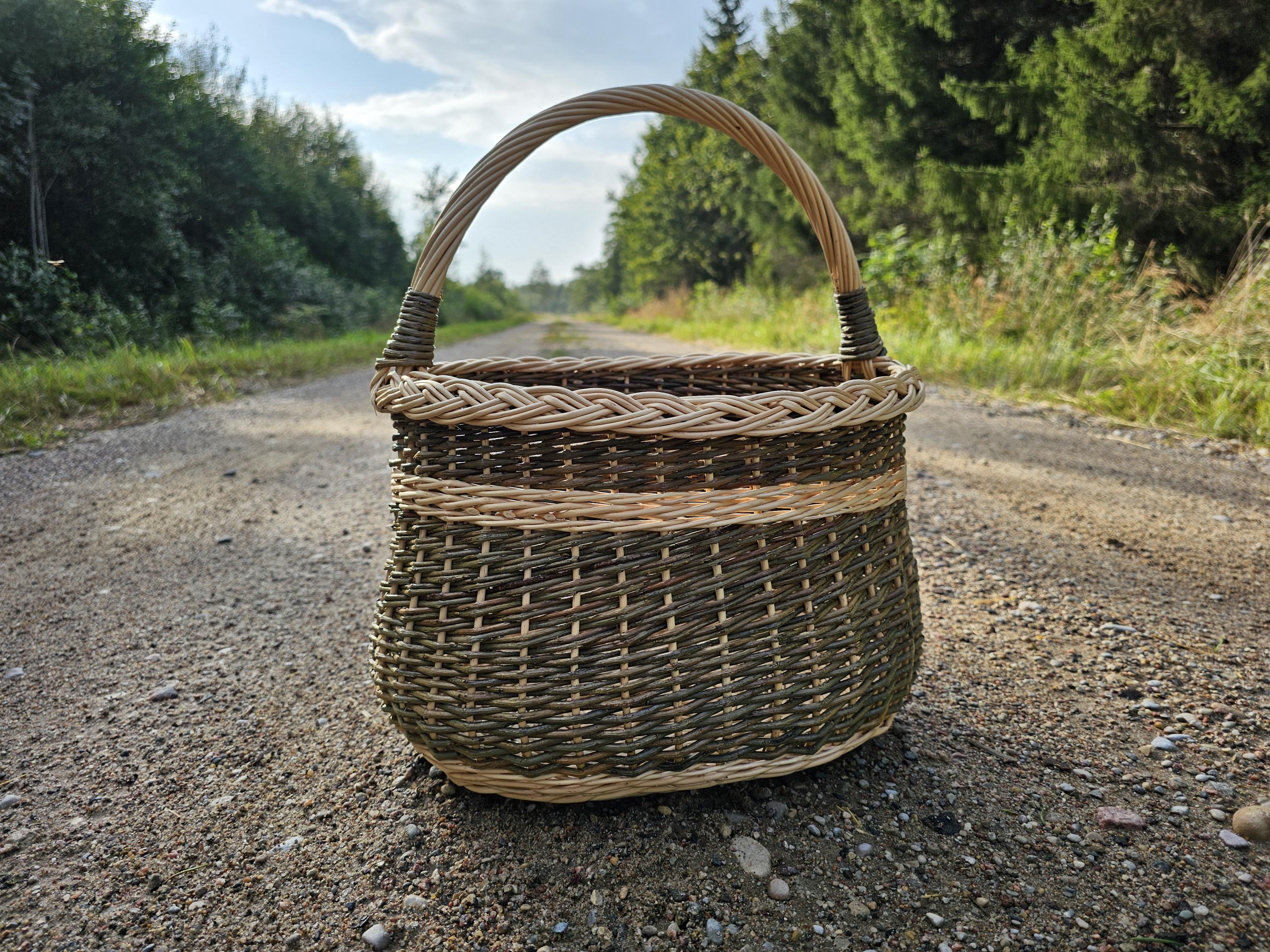 Malkų pintinė — rankų darbo daiktų pintinė iš lietuviškos vytelės