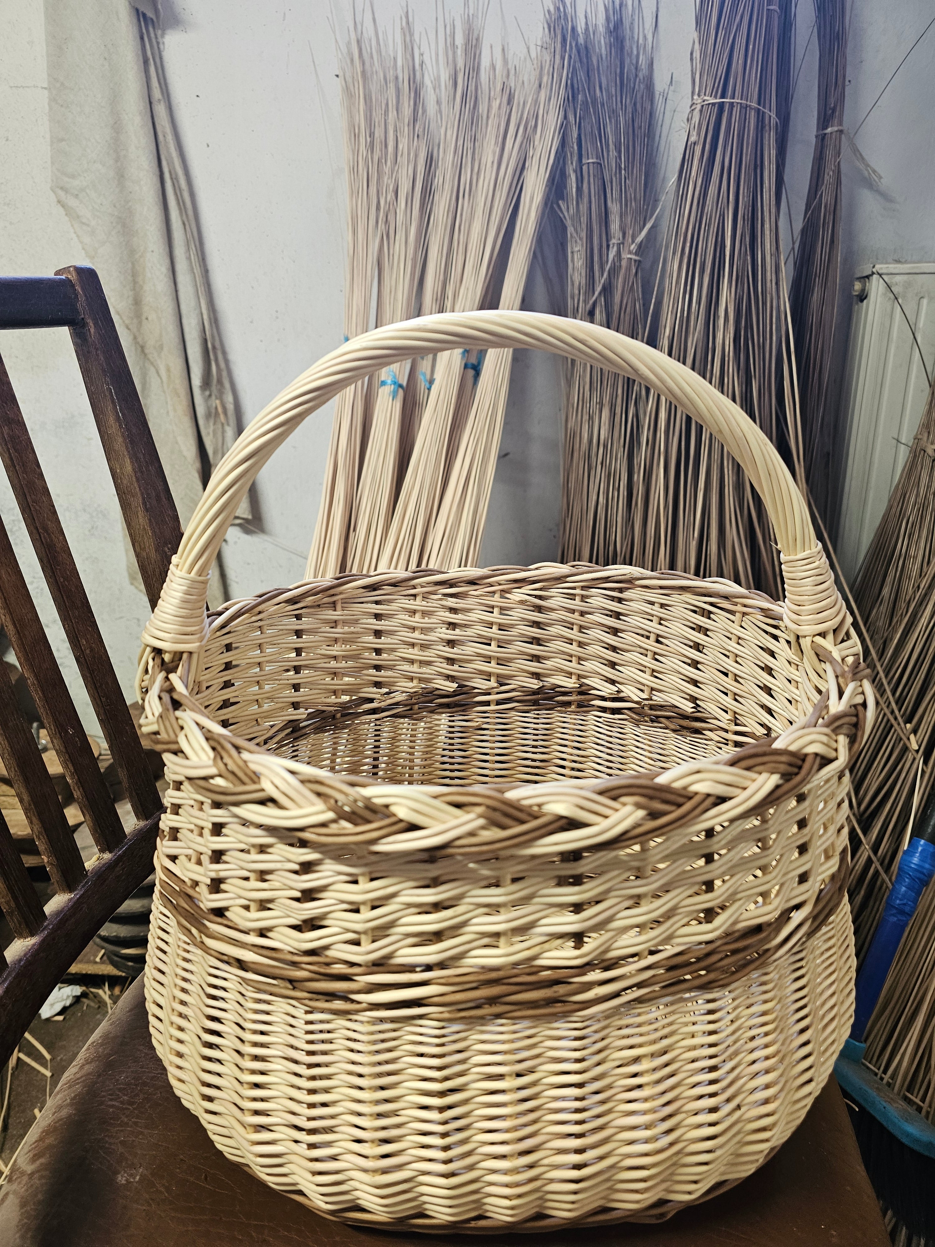 Malkų pintinė, Auksinė / ruda — rankų darbo daiktų pintinė