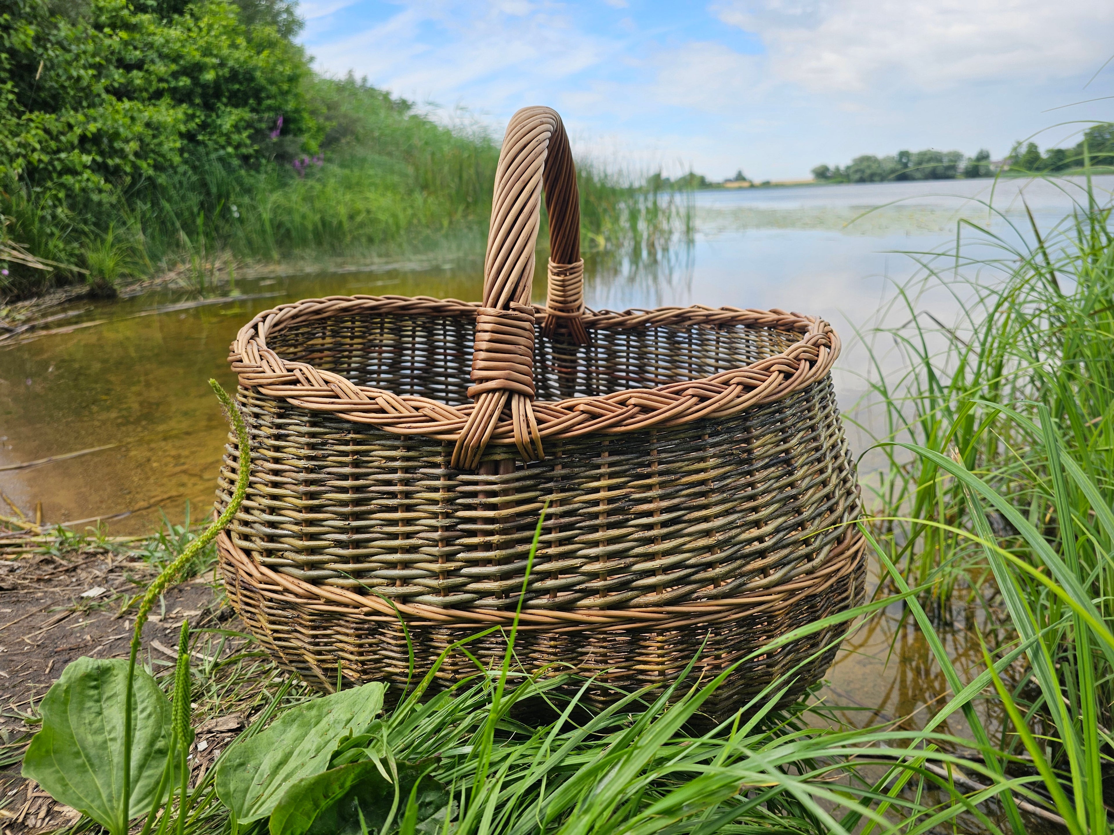 Apvali derliaus pintinė su pintu apvadu — vytelių pintinė, 15 nuotrauka