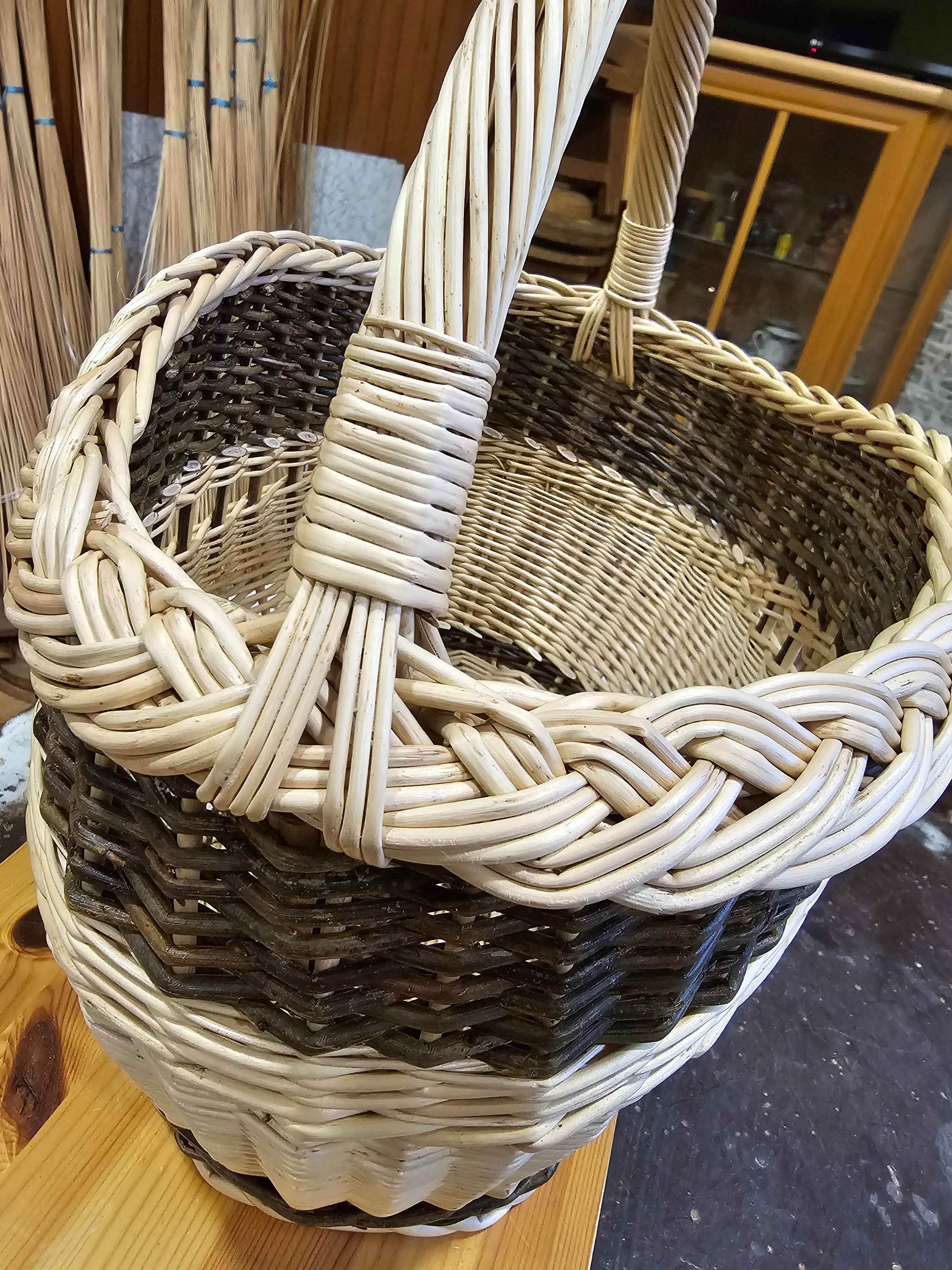 Maža turgaus pintinė — vytelių pintinė, 2 nuotrauka