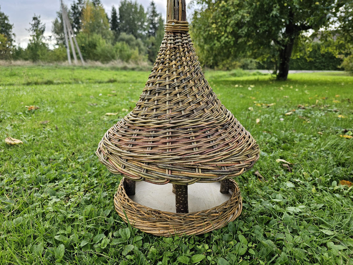 Aukšta lesykla ant žalios vejos iš priekio, šonai atviri iš visų pusių