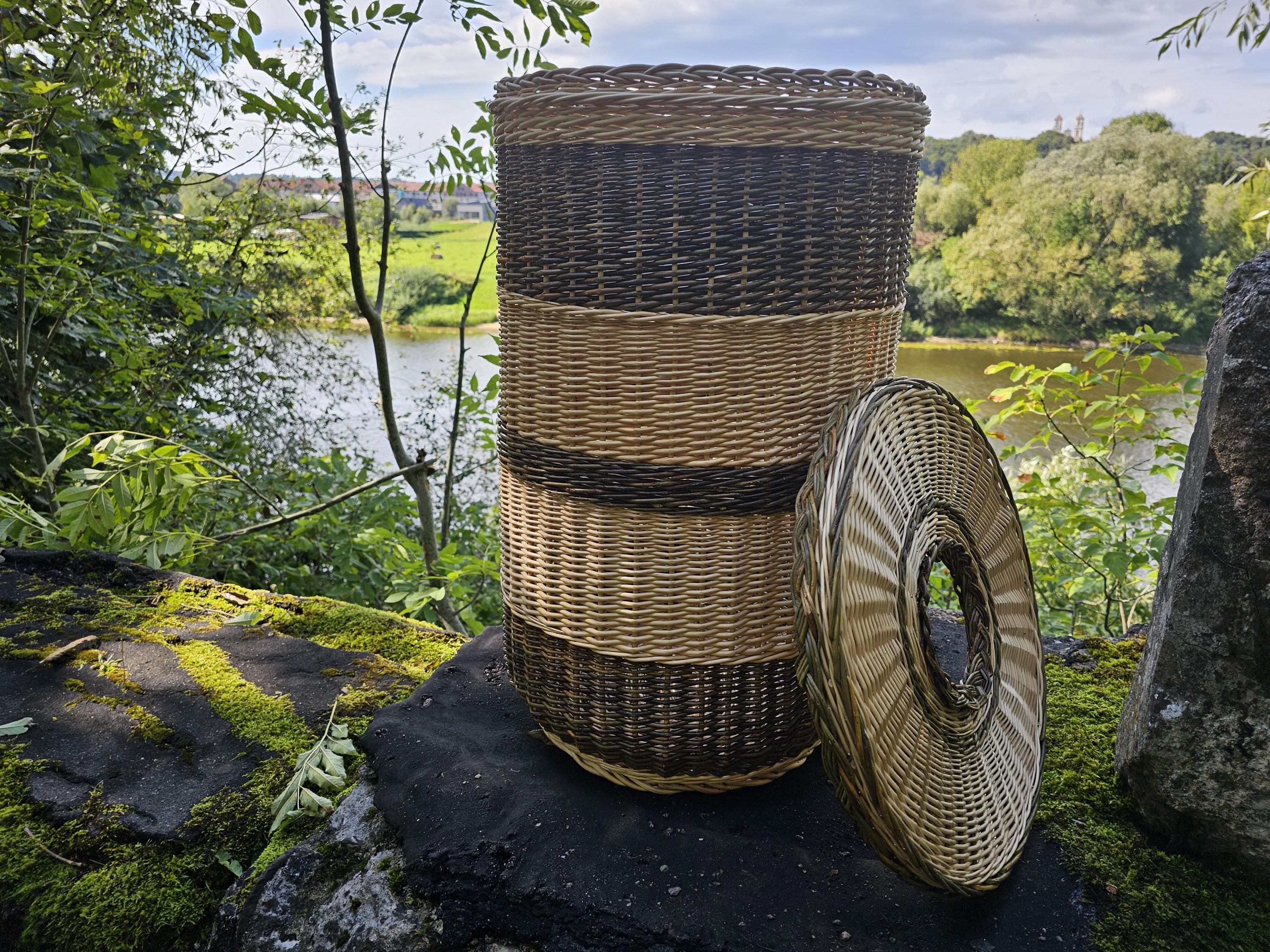 Skalbinių / taros pintinė su dangčiu — vytelių pintinė, 2 nuotrauka
