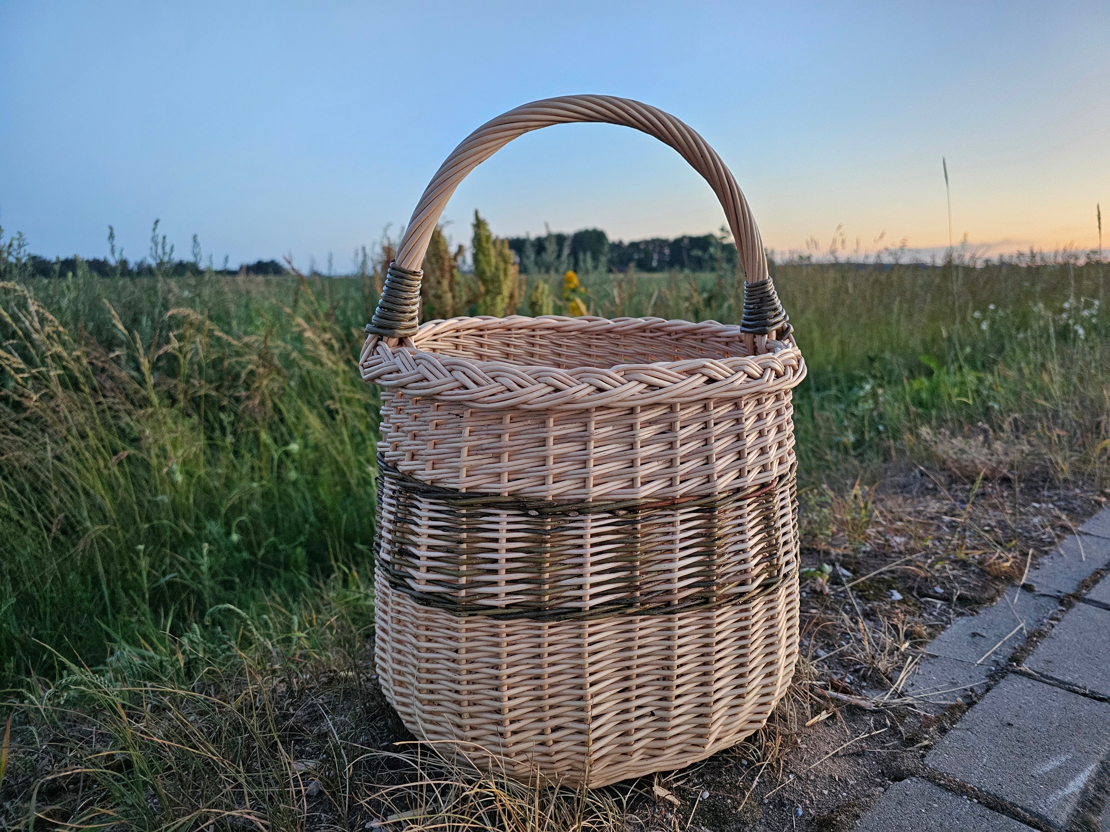 Aukšta sandėliavimo pintinė — rankų darbo daiktų pintinė iš lietuviškos vytelės
