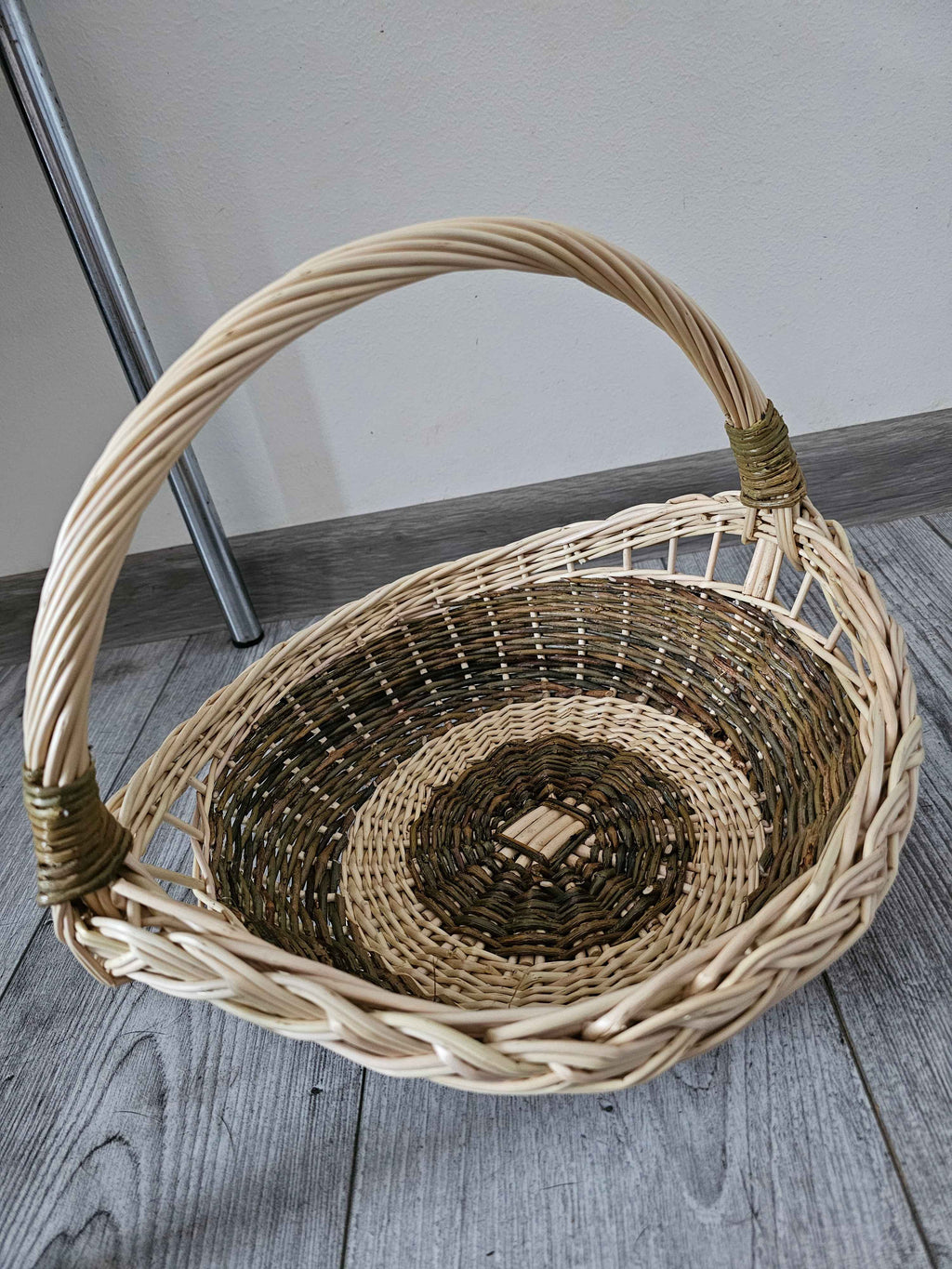 Padėklas su ažūriniu pynimu, Nežievinta / auksinė — rankų darbo vytelių pintinė