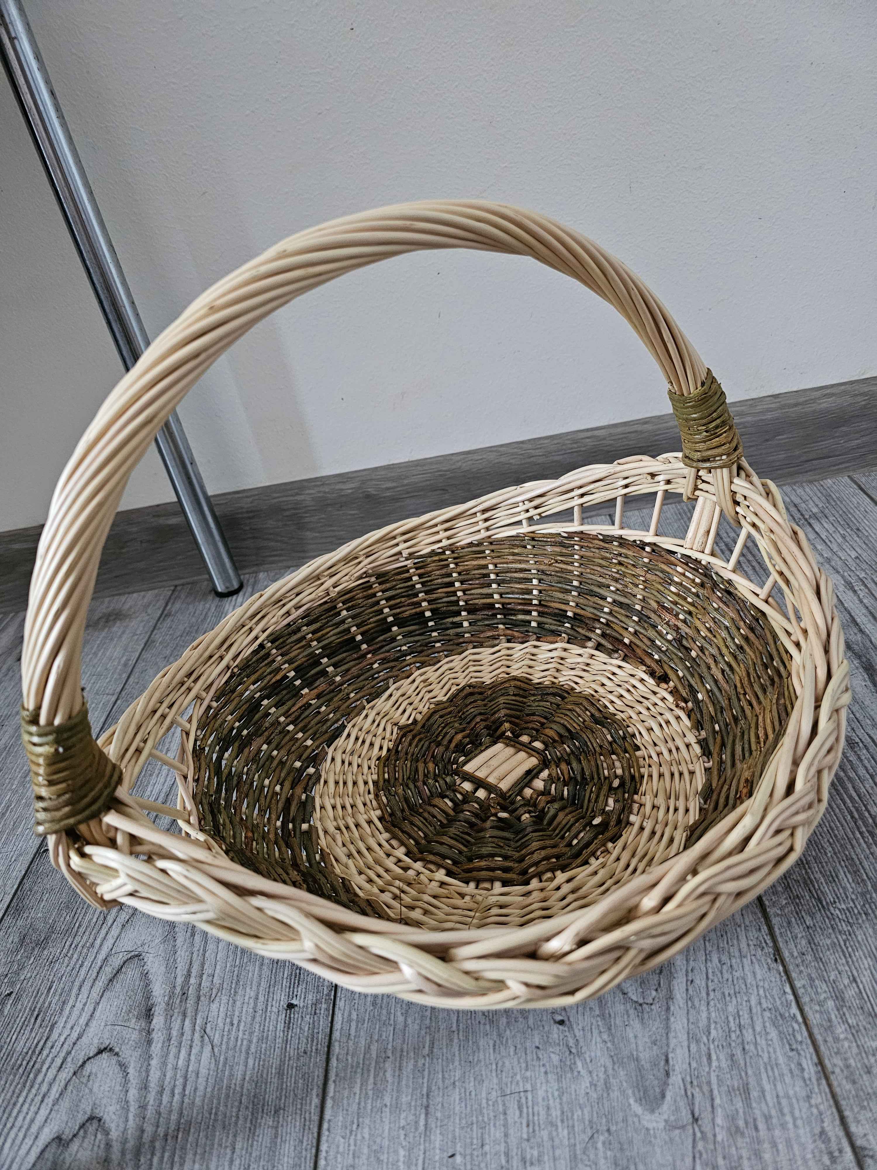 Padėklas su ažūriniu pynimu, Nežievinta / auksinė — rankų darbo vytelių pintinė