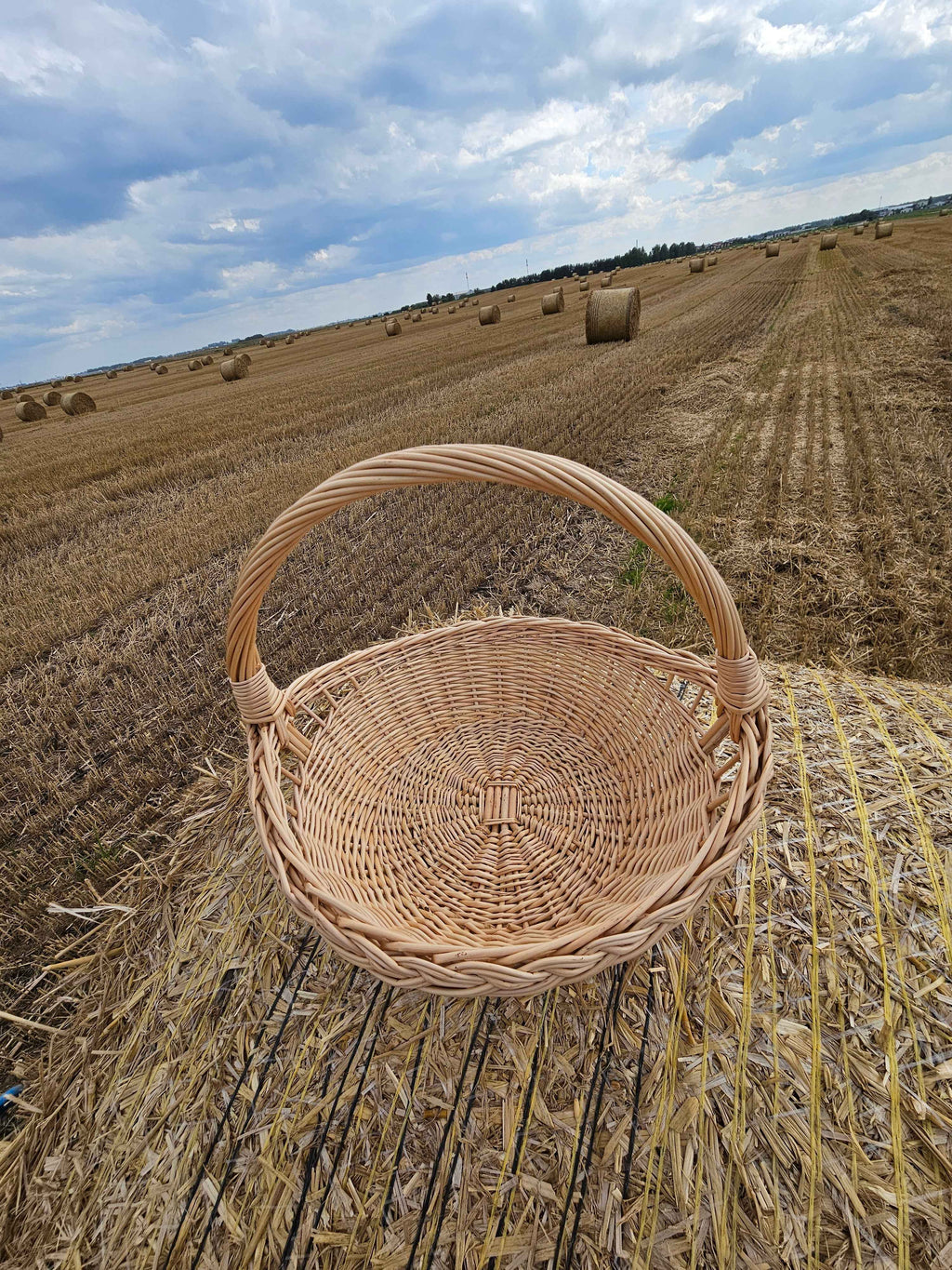 Padėklas su ažūriniu pynimu, Auksinė — rankų darbo vytelių pintinė