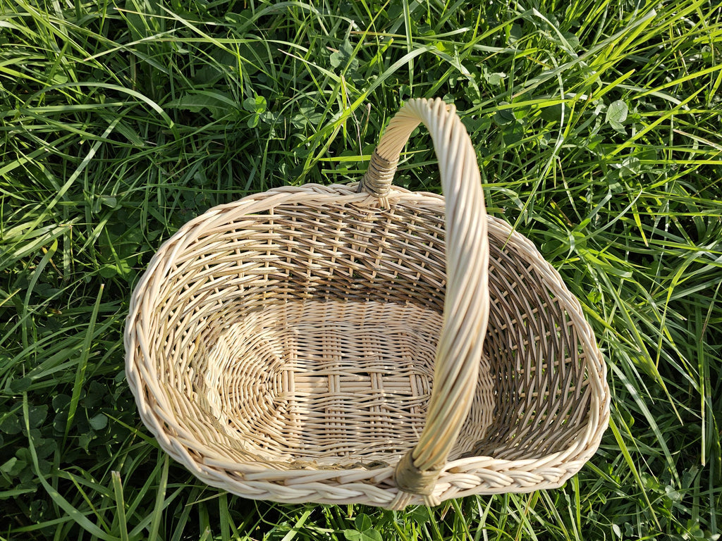 Turgaus pintinė su rankena ir ažūriniu pynimu — vytelių pintinė, 17 nuotrauka